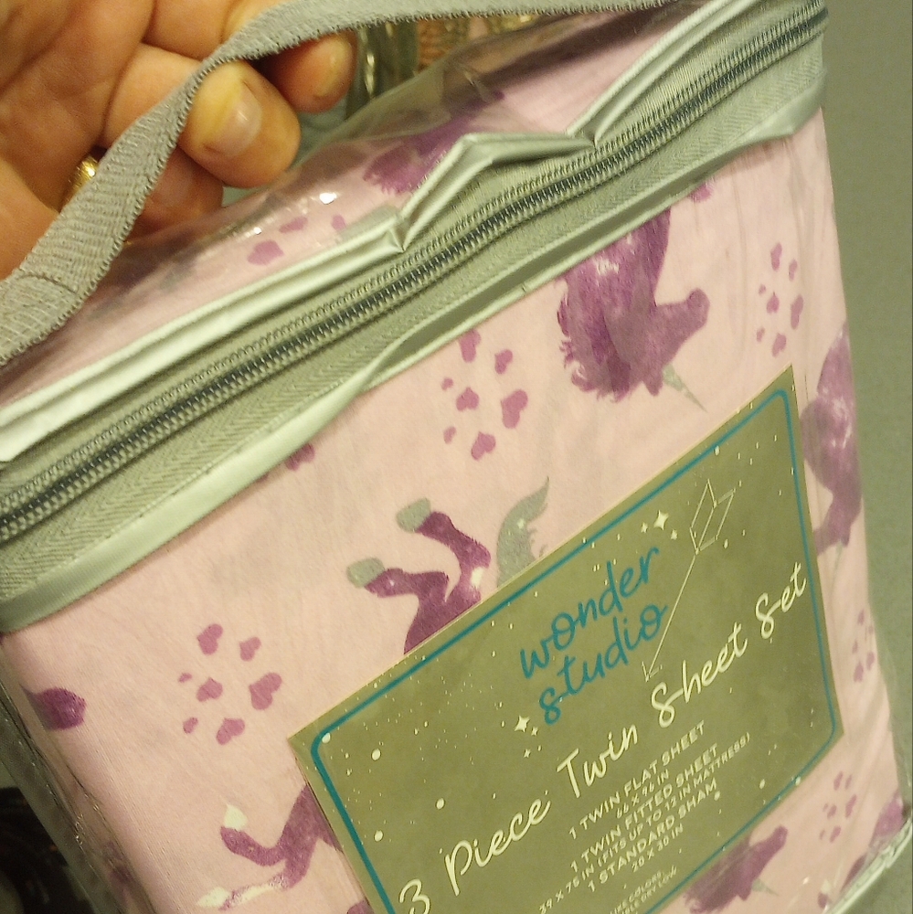Wonder Studio 3 Piece Twin Sheet Set.